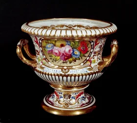 Urne en porcelaine de Derby, peinte à la main, vers 1820